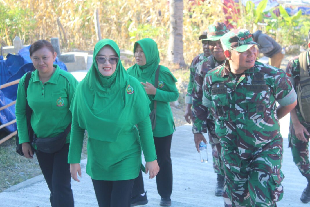 Kunjungan TNI ke Posko Darurat Pascagempa di Kabupaten Manggarai