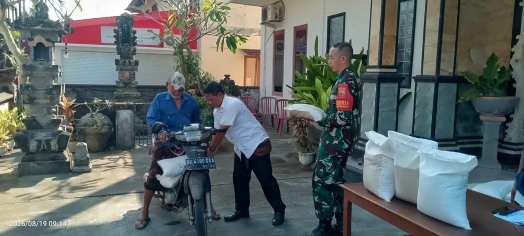 Peran Babinsa dalam Penyaluran Bantuan Pangan untuk 103 Penerima di Kerambitan