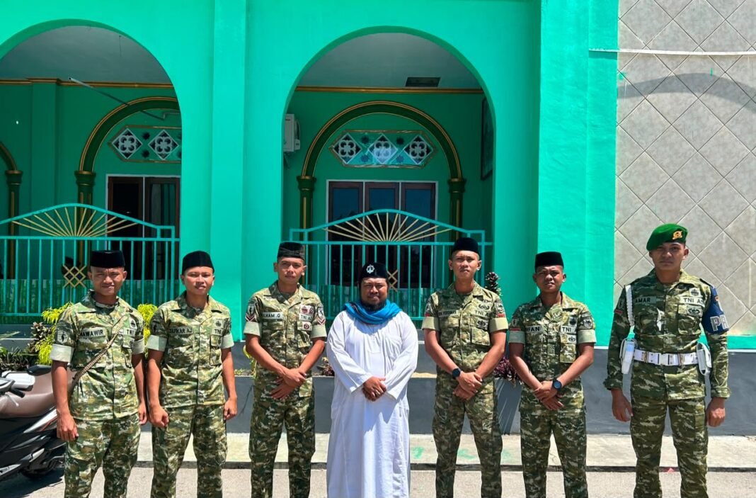 TNI Hadir di Masjid An-Nur: Prajurit Yonif TP 859/RBK Rayakan Kebersamaan dengan Jemaah