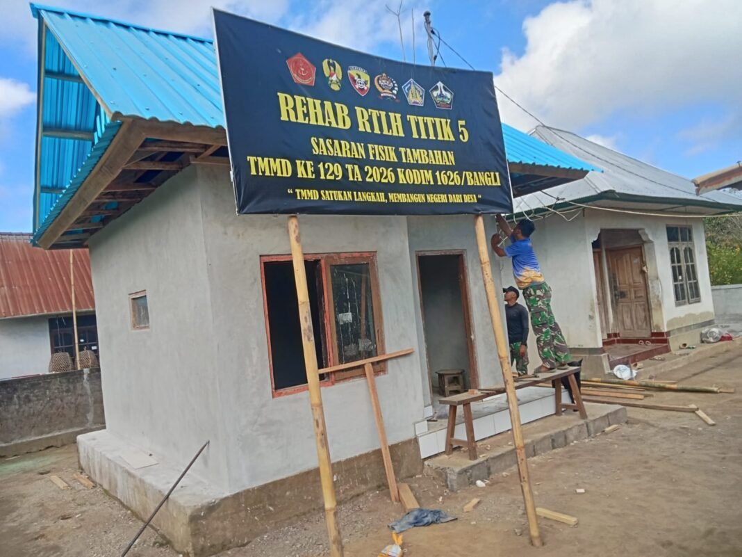 Pemasangan Plafon Pantau Progres RTLH Bapak Ketut Surija Menuju Finishing