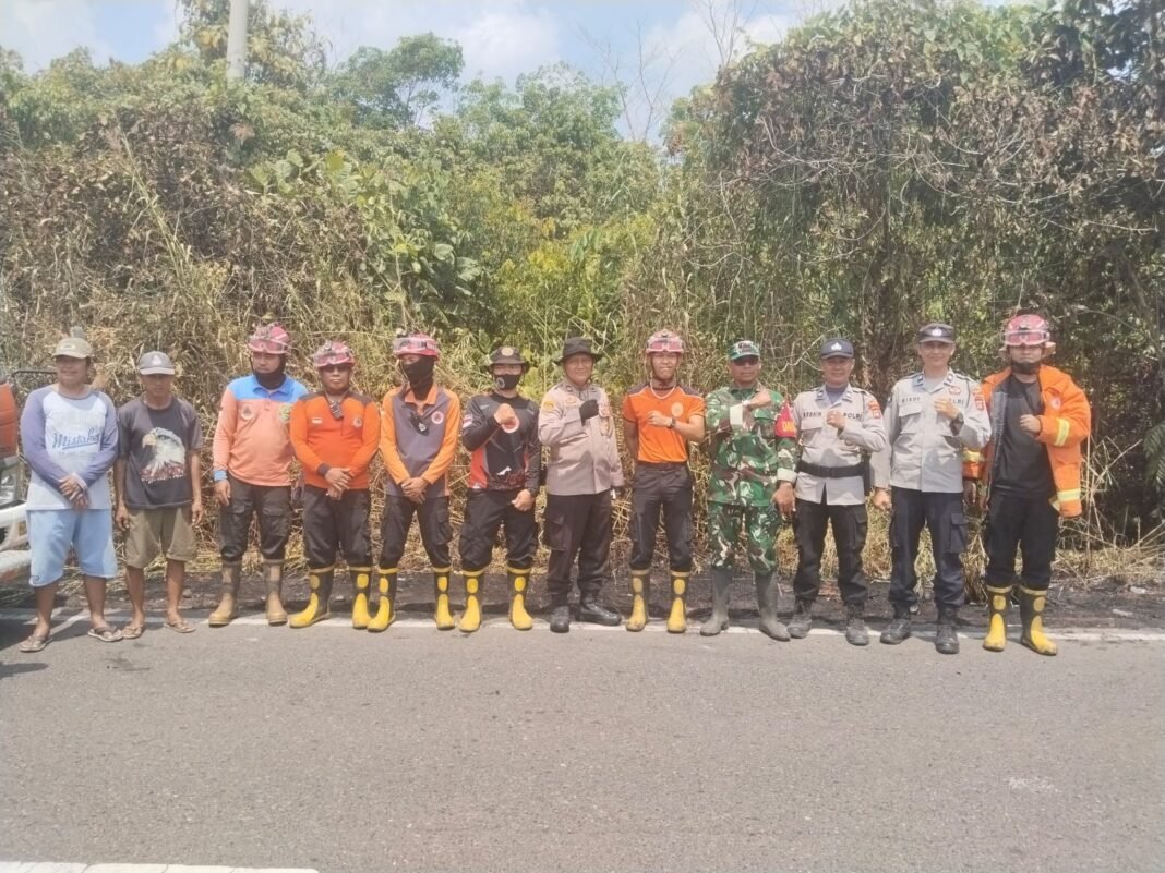 TNI dan Polri Bersinergi Bersama Masyarakat Dalam Memadamkan Karhutla
