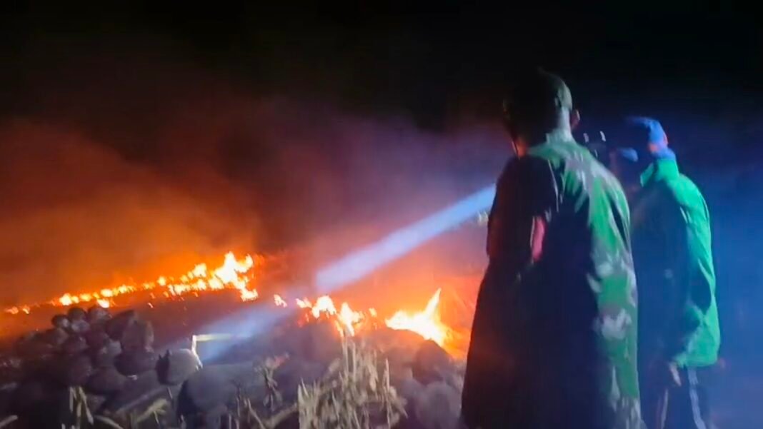 Keberanian Dandim Sidrap Dalam Memadamkan Kebakaran Lahan