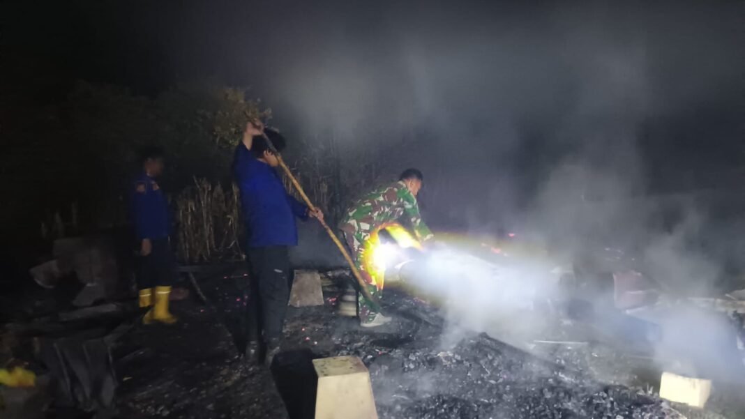 Aksi Cepat Sertu Bustan Bantu Warga Padamkan Kebakaran di Pitu Riawa