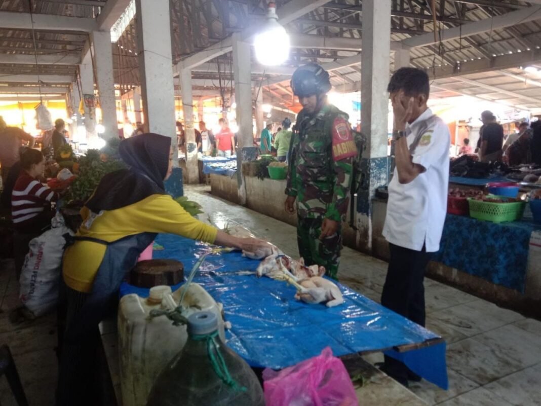 Babinsa Koramil 01/Panca Lautang Tinjau Fluktuasi Harga Pangan di Sidrap