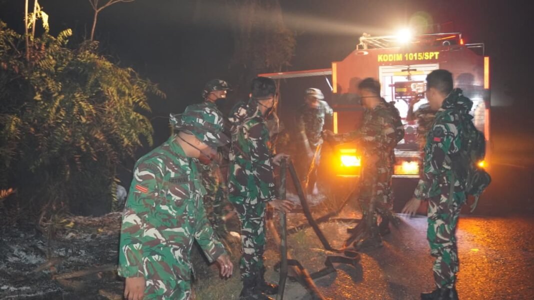 Tinjau Lokasi Karhutla, Dandim Sampit Pastikan Proses Pemadaman Berjalan Efektif