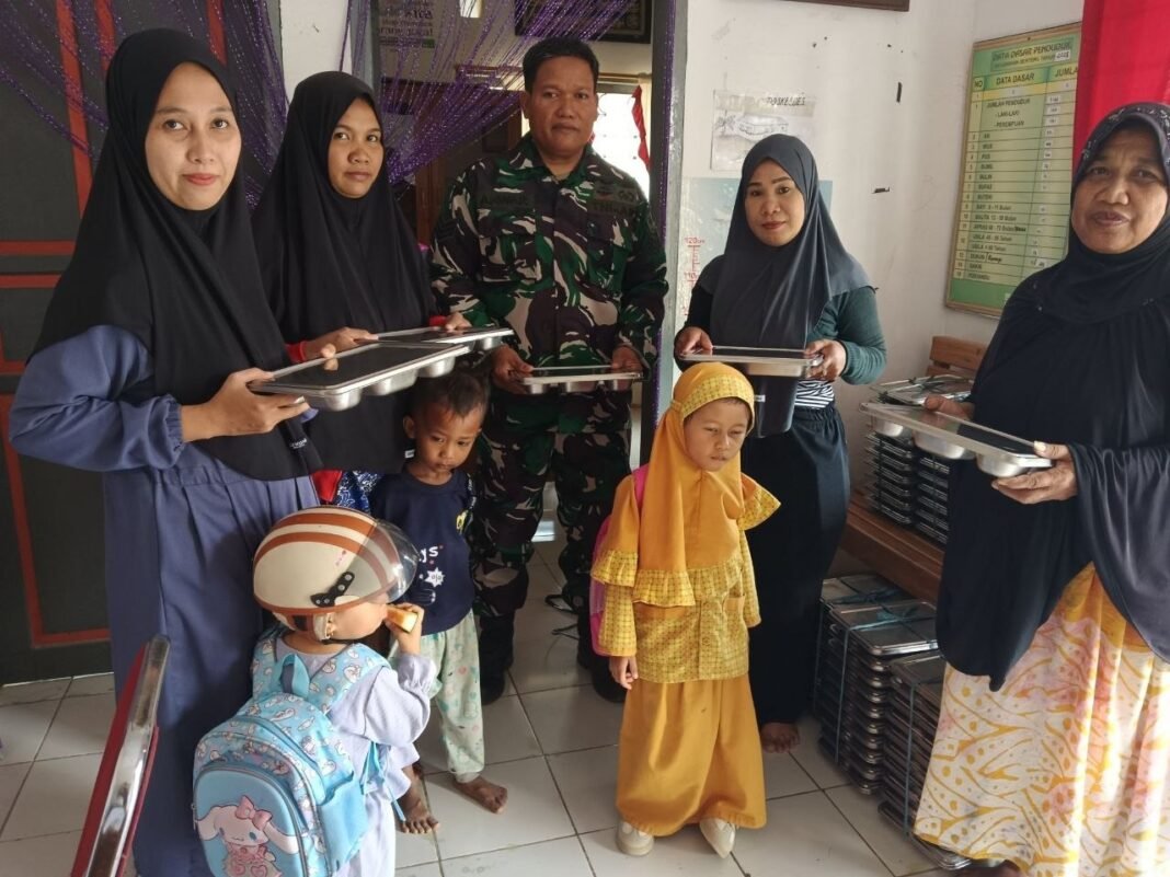 Sinergi TNI dan Sekolah di Sidrap dalam Penyaluran Makanan Bergizi bagi Siswa