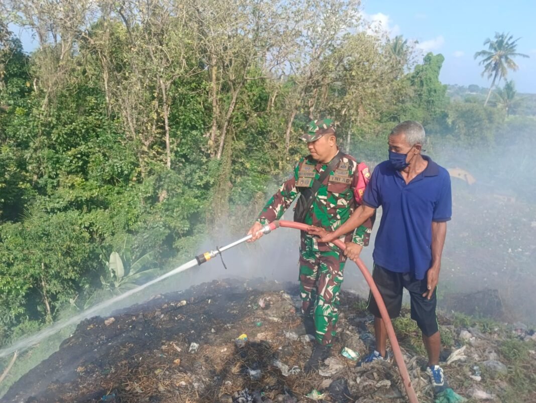 Cegah Polusi Asap, Babinsa Serma Trisnawan Sisir Titik Panas di TPA Mandung