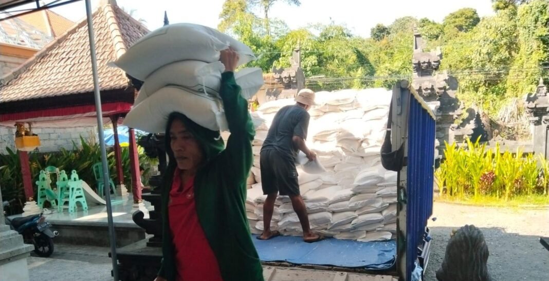 Sebanyak 586 KPM Desa Selat Terima Bantuan Beras, Babinsa Lakukan Pendampingan Langsung