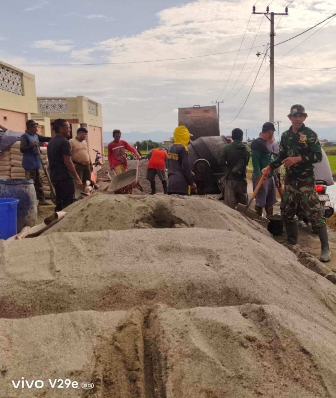 Babinsa Serma Ramang Kawal Pembuatan Tempat Parkir Masjid Birrul-Walidain Tazakka