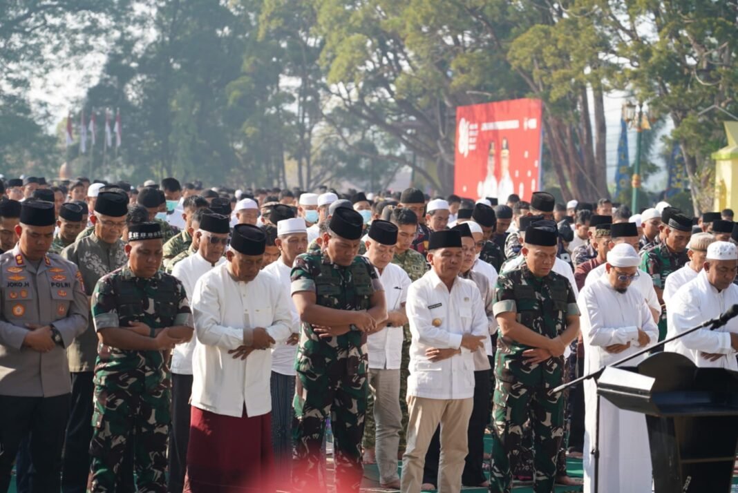 Halaman Kantor Bupati Kobar Dipadati Jemaah Sholat Istisqa dan Doa Bersama