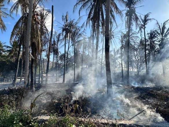 Aksi Cepat Babinsa dan Petugas Gabungan Tangani Kebakaran Bekas Fasilitas Wisata di Nusa Penida