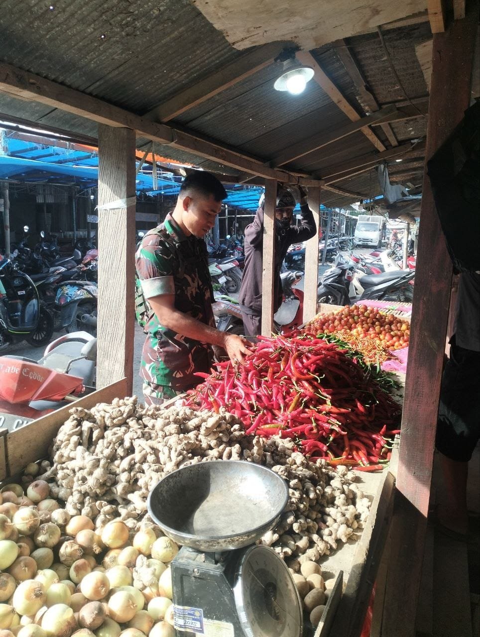 Stabilitas Harga Pangan di Tanru Tedong Jadi Fokus Pemantauan Babinsa Sidrap