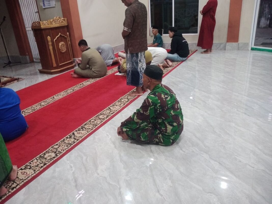 Dekatkan Diri dengan Warga, Babinsa di Sidrap Rutin Laksanakan Sholat Subuh Berjamaah