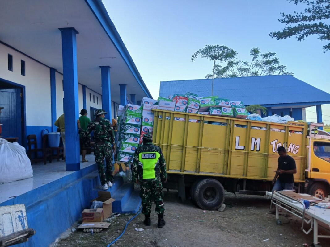 Wujud Kepedulian TNI: Koramil Elar Bantu Kelola Logistik Bencana di Manggarai Timur
