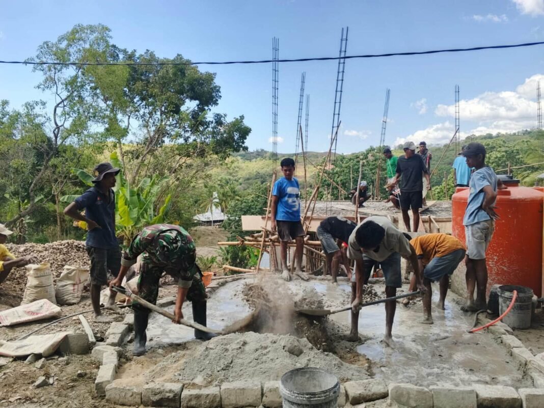 Pererat Hubungan dengan Masyarakat, Babinsa Sertu Sukarman Terjun Langsung dalam Kerja Bakti Rumah