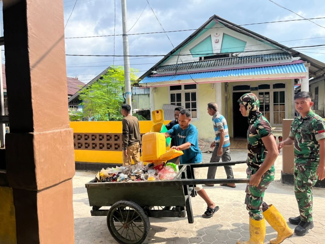 Kegiatan Gotong Royong Satgas TMMD dan Masyarakat di Desa Umbele