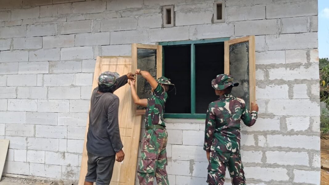 Hunian Layak Kian Terwujud, Satgas TMMD Ke-129 Kodim 0412/LU Pasang Jendela RTLH Milik Ibu Wagiyem