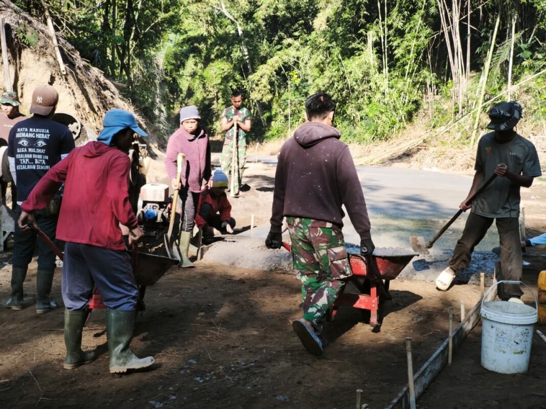 Kerjasama TNI dan Masyarakat dalam Pengecoran Jalan TMMD