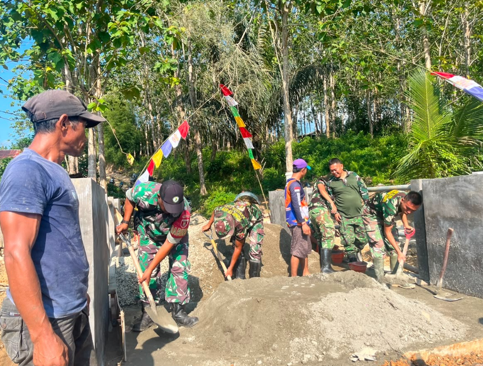 Tak Kenal Hari Libur, Prajurit Yonif TP 879/Rangkok Cakti Bersama Warga Percepat Pembangunan Tiga Jembatan di Teluk Pandan, Kab. Kutai Timur