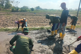 Kegiatan Pengecoran Jalan di Dusun Mundu oleh Satgas TMMD 129