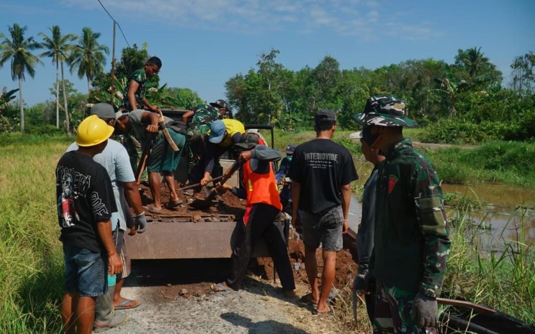 Gotong Royong Satgas dan Warga Antar Peningkatan Jalan TMMD Ke-129 Rampung 100 Persen