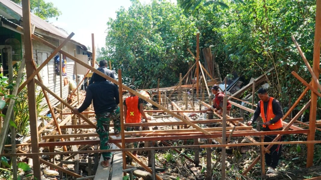 Sinergi TNI dan Masyarakat dalam Pembangunan RTLH di Desa Bandar Raya