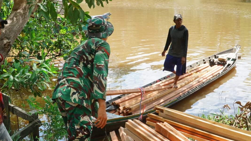 Jalur Sungai Jadi Andalan Satgas TMMD Ke-129 Distribusikan Material Kayu ke Lokasi Pembangunan