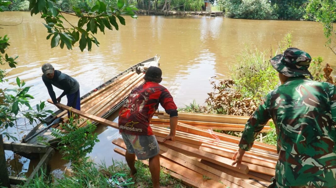 Strategi Pengiriman Material TMMD Ke-129 Lewat Sungai di Bandaraya