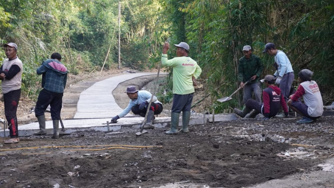 H-10 Penutupan TMMD Ke-129, Satgas Maksimalkan Pengerjaan Rabat Beton di Seluruh Titik