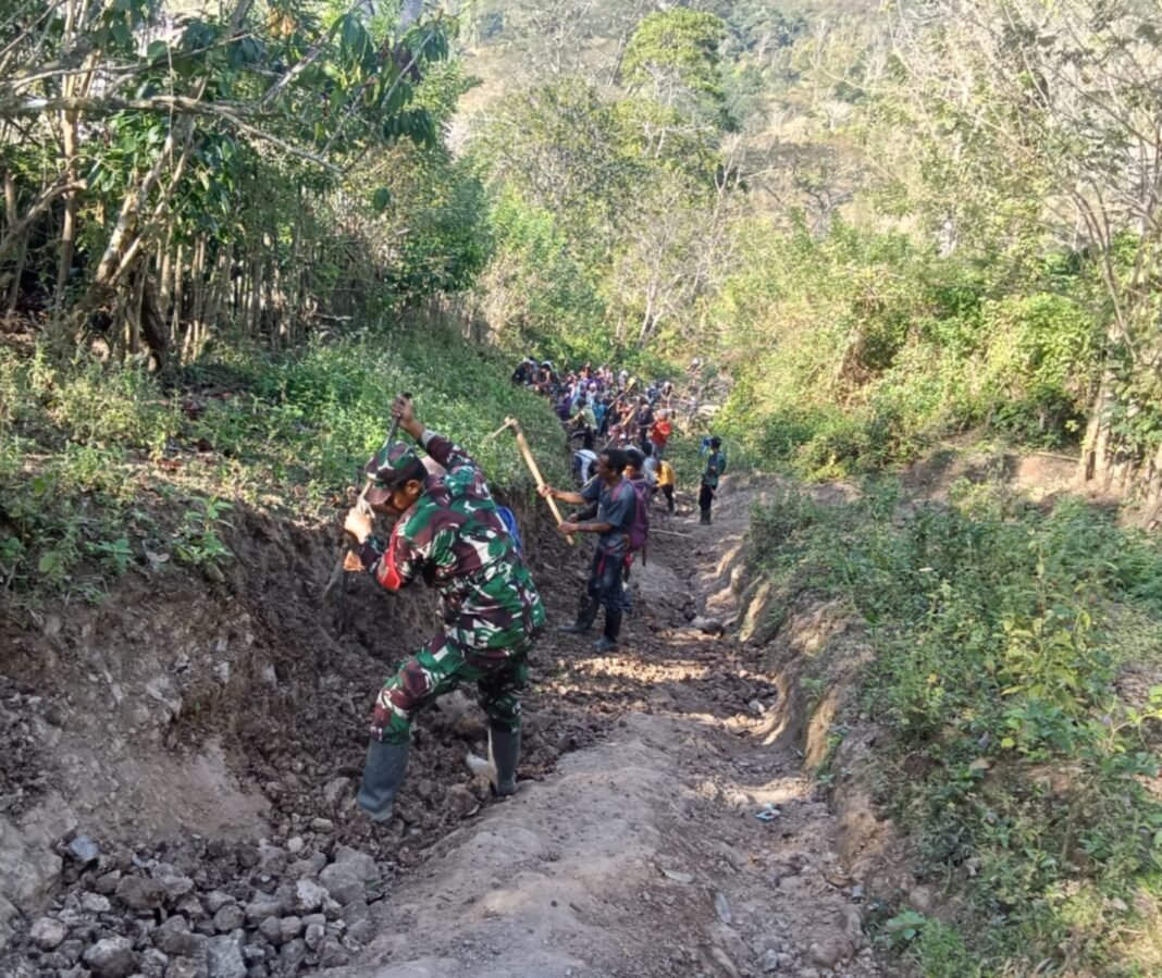 Peran Babinsa dalam Mendorong Kebersamaan di Tangkam Pulit