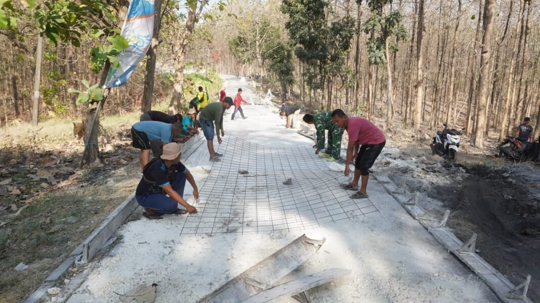 Semangat Bersatu: Pembangunan Jalan di Desa Tlemang oleh Satgas TMMD