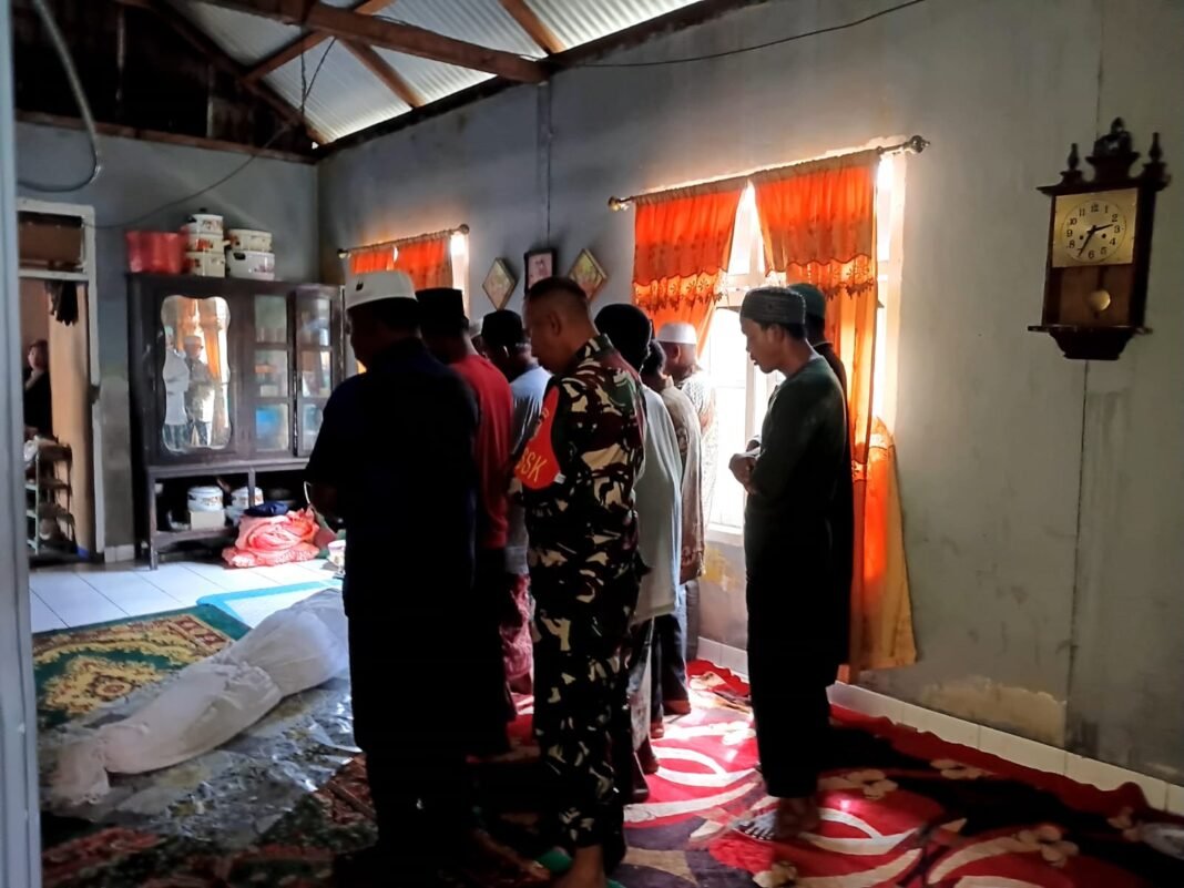 Kegiatan Pemakaman di Desa Umbele Dapat Dukungan TNI