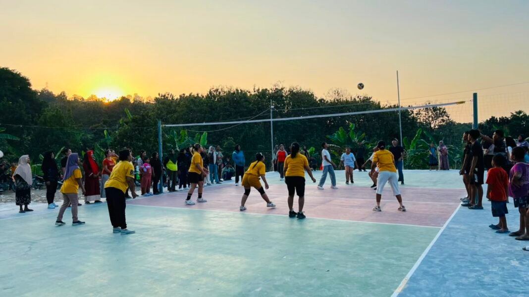 Olahraga Sore di Desa Tlemang: Lapangan Voli Sebagai Jembatan Kebersamaan