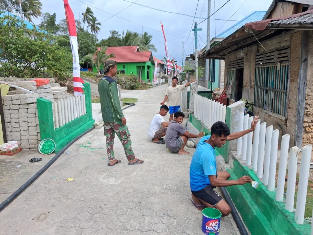 Kegiatan Pengecatan Pagar: Wujud Gotong Royong Satgas TMMD dan Masyarakat di Desa Umbele Lama