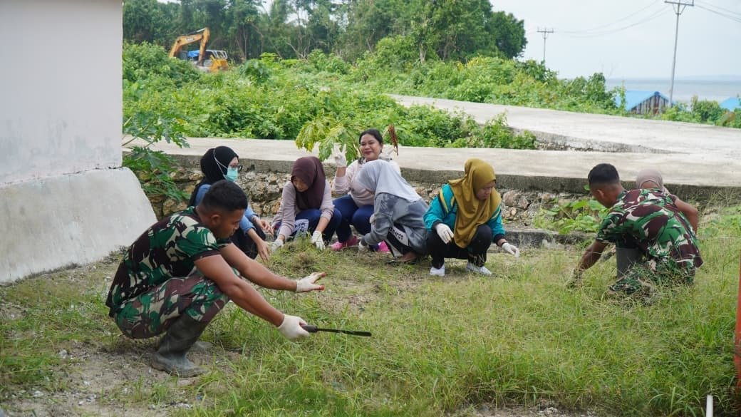 Ibu-Ibu PKK dan Satgas TMMD Kompak Bersihkan Lingkungan Desa Umbele