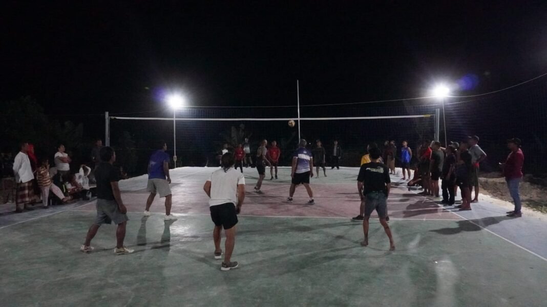 Satgas TMMD 129 Kodim 0812/Lamongan dan Karang Taruna Manfaatkan Lapangan Voli Baru untuk Kebersamaan