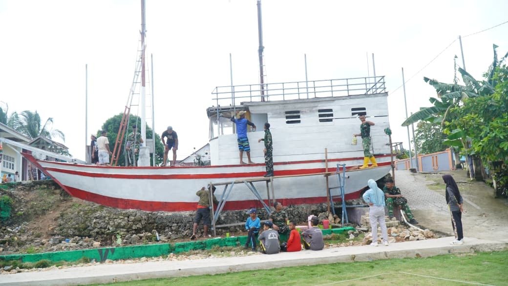 Kegiatan Pengecatan Miniatur Kapal oleh TNI di Desa Umbele