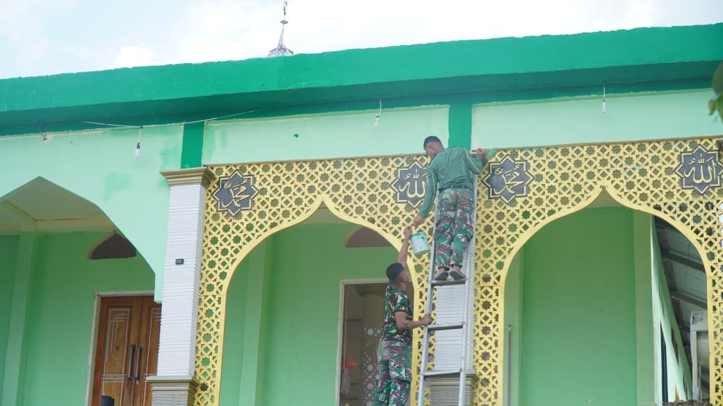 Tim Satgas TMMD Lanjutkan Pengecatan Masjid di Desa Polewali