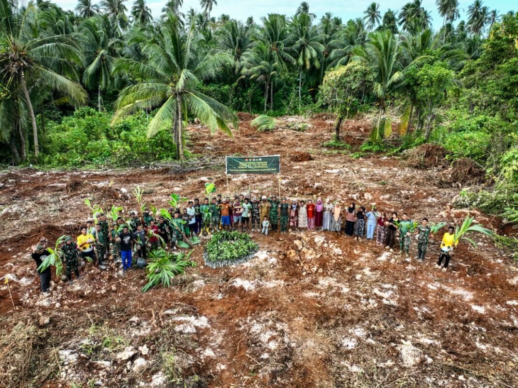 Kegiatan Penanaman Bibit di Desa Polewali oleh Satgas TMMD Ke-129 Kodim 1311/Morowali