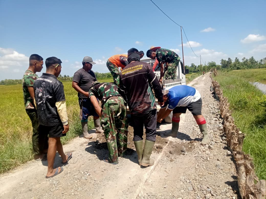 Kegiatan Penimbunan Jalan dalam TMMD Ke-129