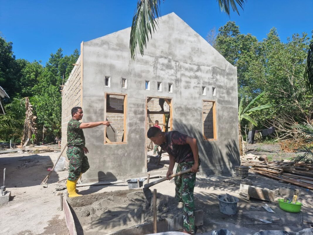 Kerjasama TNI dan Masyarakat dalam Rehabilitasi Rumah Ardiansyah