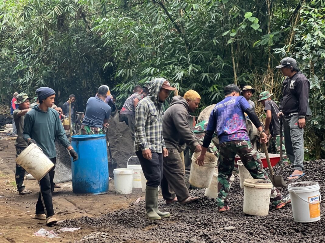 Kemajuan TMMD Ke-129: Pembangunan Rabat Beton Desa Sekardadi Menyentuh Angka 70 Persen
