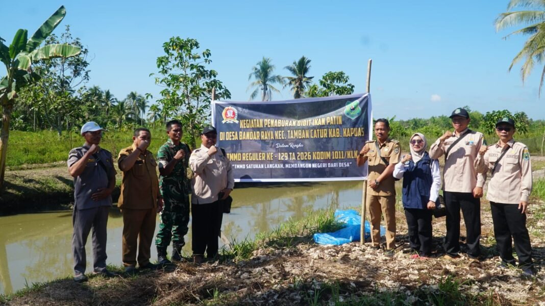Kolaborasi Satgas TMMD dan Masyarakat dalam Penebaran Ikan Patin