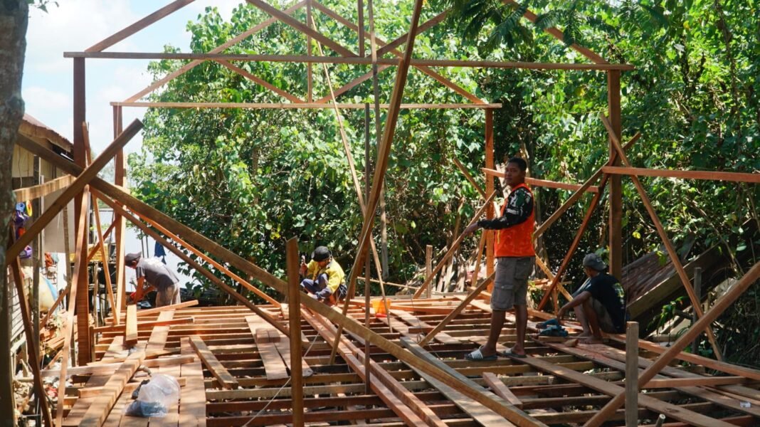 Pemasangan Kerangka RTLH Sasaran 4 Wujud Komitmen Satgas TMMD Tingkatkan Kualitas Hunian Warga