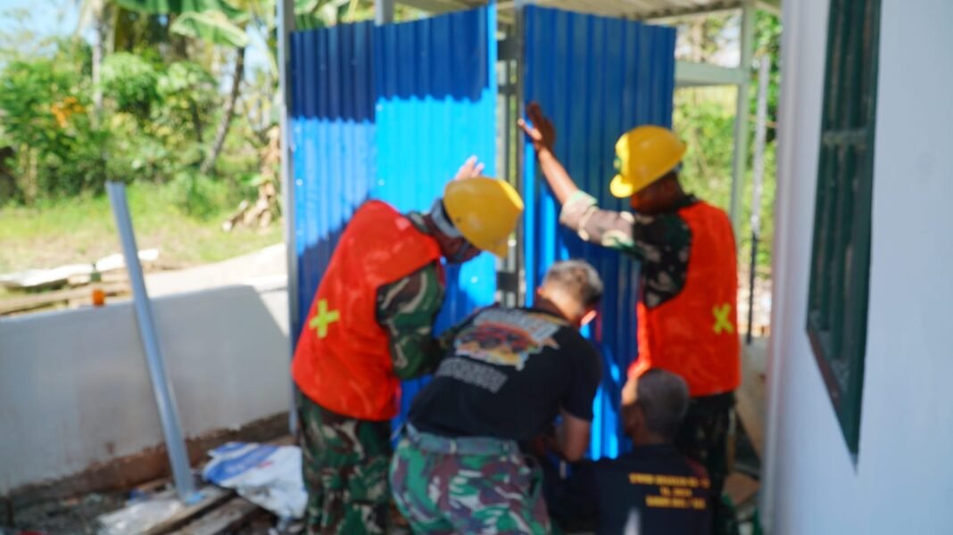 Partisipasi Masyarakat Dalam Pembangunan MCK Bersama Satgas TMMD