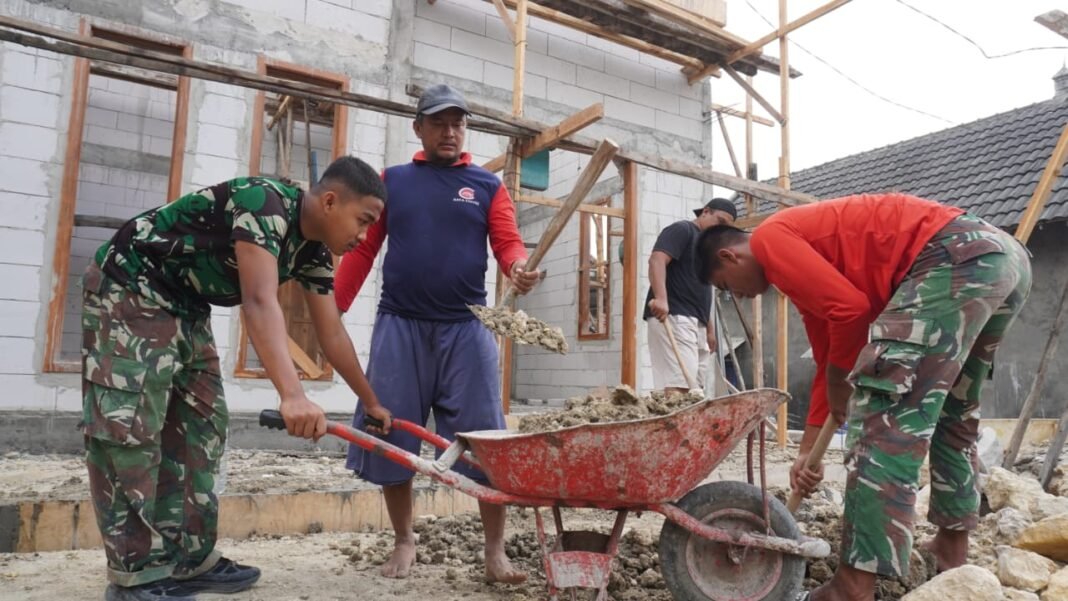 Satu Hati dalam Gotong Royong: Pembangunan Teras Rumah Pak Bayu oleh Satgas TMMD Ke-129