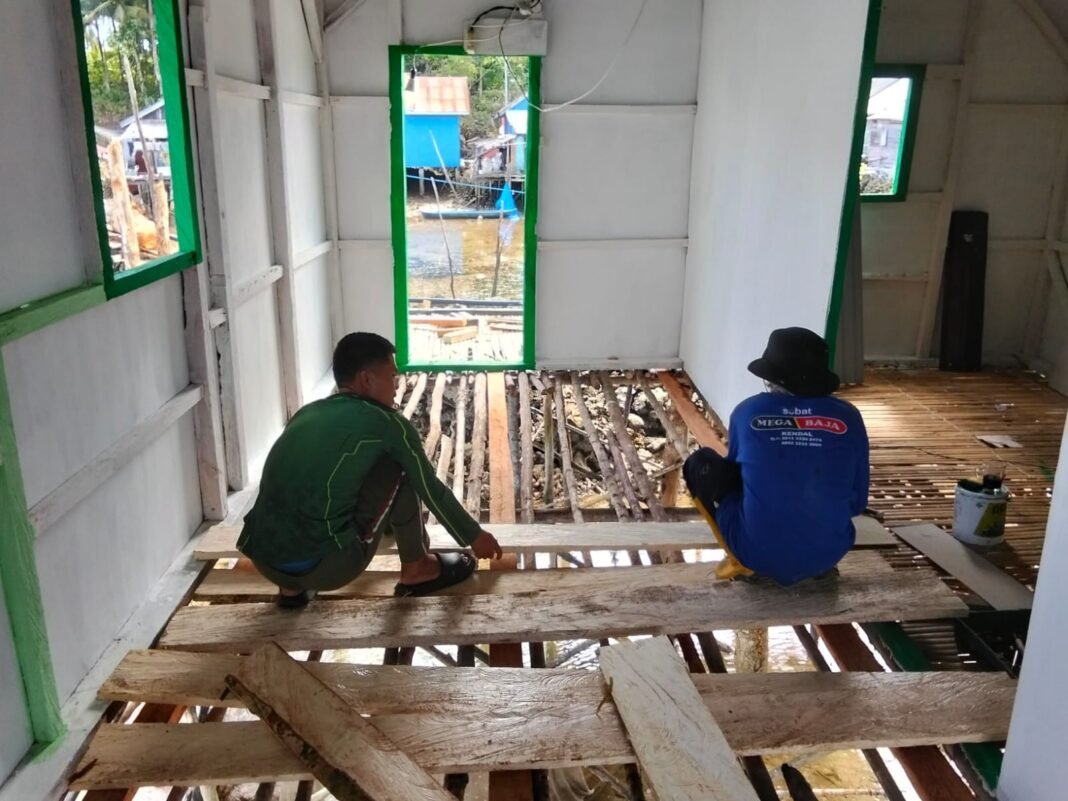 Kerja Bakti Pemasangan Gelagar Lantai RTLH di Polewali
