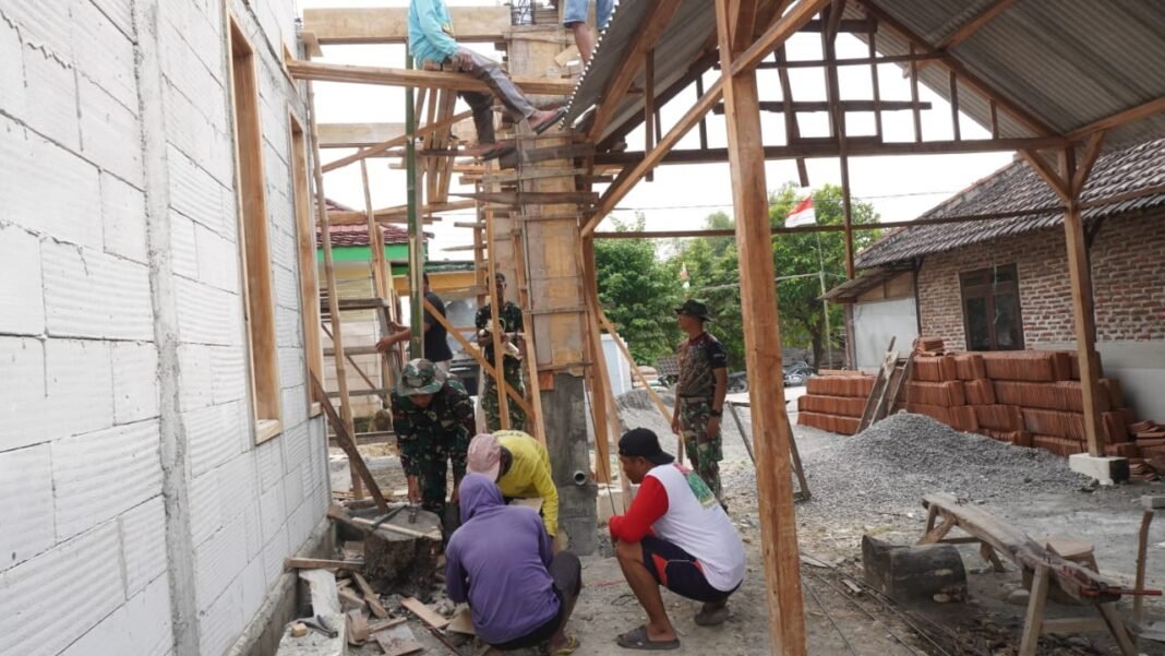 Sinergi TNI dan Masyarakat: Pengecoran Tiang RTLH dalam TMMD ke-129