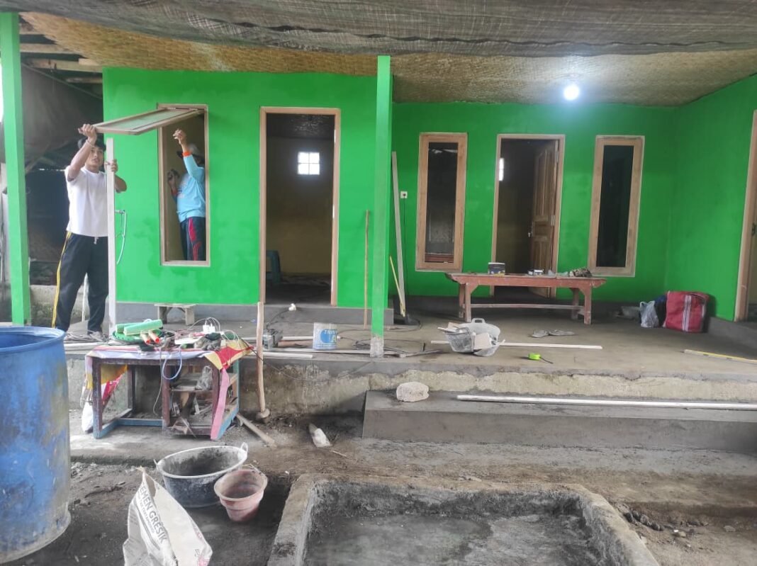 Semangat Gotong Royong Dalam Renovasi Rumah I Wayan Pasta