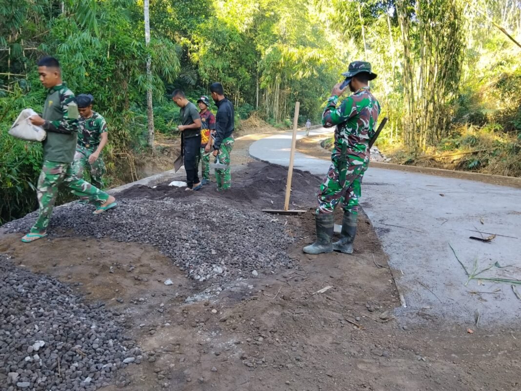 Penataan Bahu Jalan oleh Satgas TMMD Ke-129 untuk Kualitas Pembangunan
